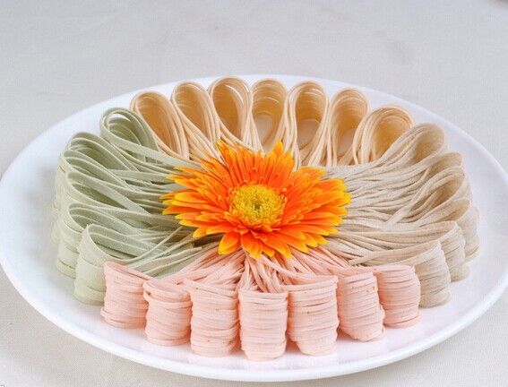 七彩面條的做法 www.osxg.com.cn