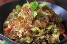 圓白菜炒粉絲的做法 www.osxg.com.cn