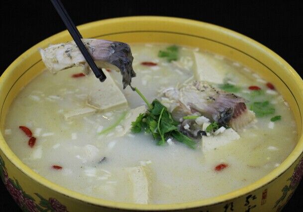 鰱魚(yú)燉豆腐 www.osxg.com.cn