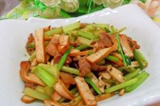 芹菜香干炒肉的做法 www.osxg.com.cn
