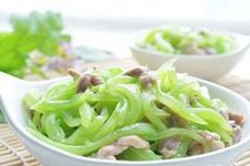萵筍炒肉的做法介紹 www.osxg.com.cn