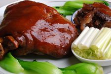 扒肘子的做法 www.osxg.com.cn