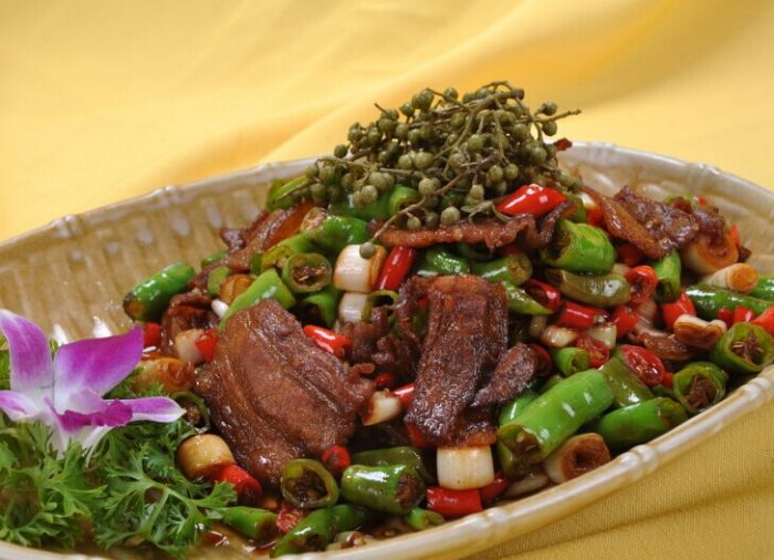 辣椒炒肉的做法 www.osxg.com.cn